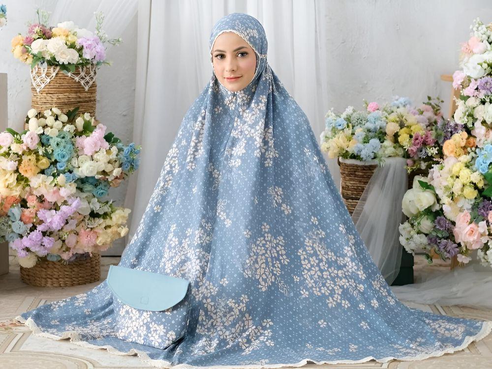 Ilustrasi wanita memakai mukena (shopee.co.id/Pusat Mukena Indonesia Official Shop)