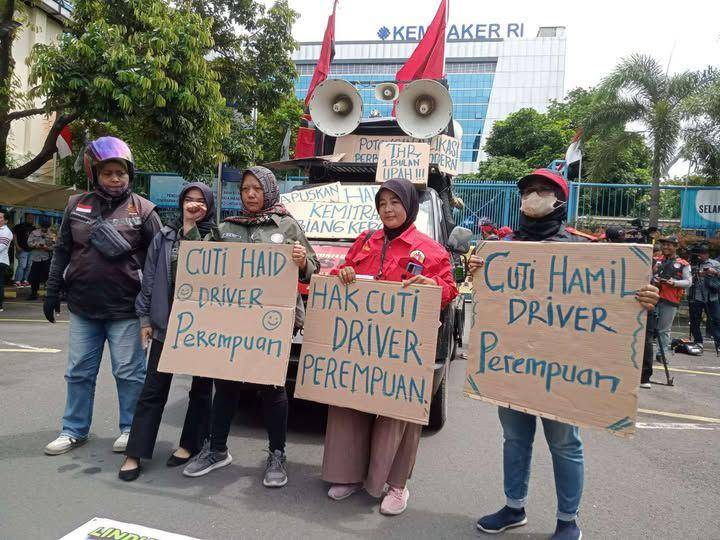 Driver ojol demo di Kemenaker, Senin (17/2/2025), tuntut THR dan pemotongan tarif lebih adil. (Foto: Rizki Basuki)