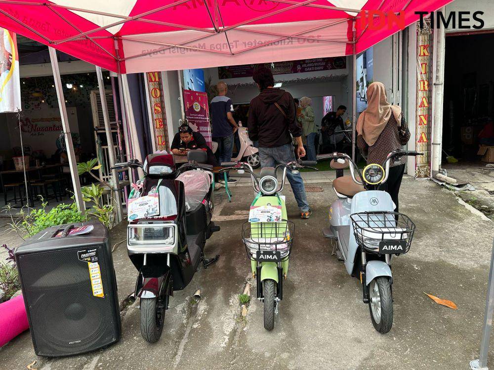 Tampilan sepeda listri AIMA digerai Sukoharjo, Jawa Tengah. (IDN Times/Larasati Rey)
