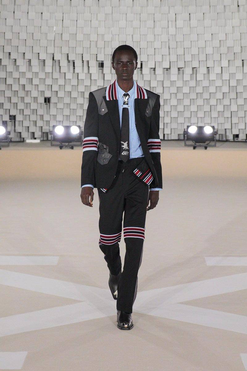 Off-White F/W 2025-26 di Paris Fashion Week (dok. Off-White)