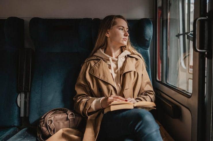 ilustrasi mudik naik transportasi umum (freepik.com/freepik)