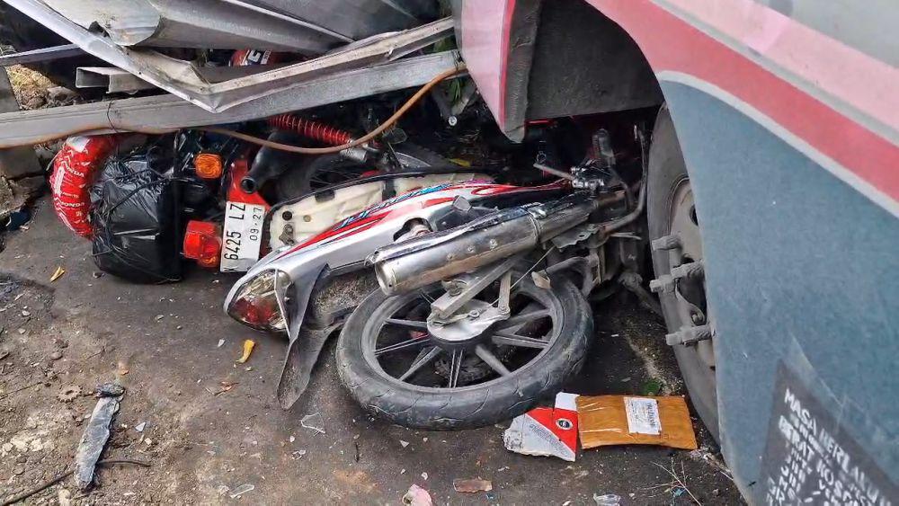 Bus Cendana Tabrak Bengkel di Ponorogo, 5 Motor Ringsek
