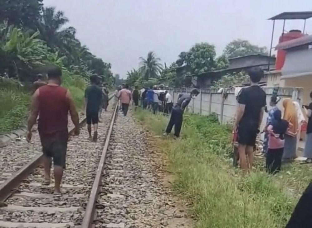 Masyarakat ramai melihat kecelakaan di pinggir rel kereta api (dok.istimewa)