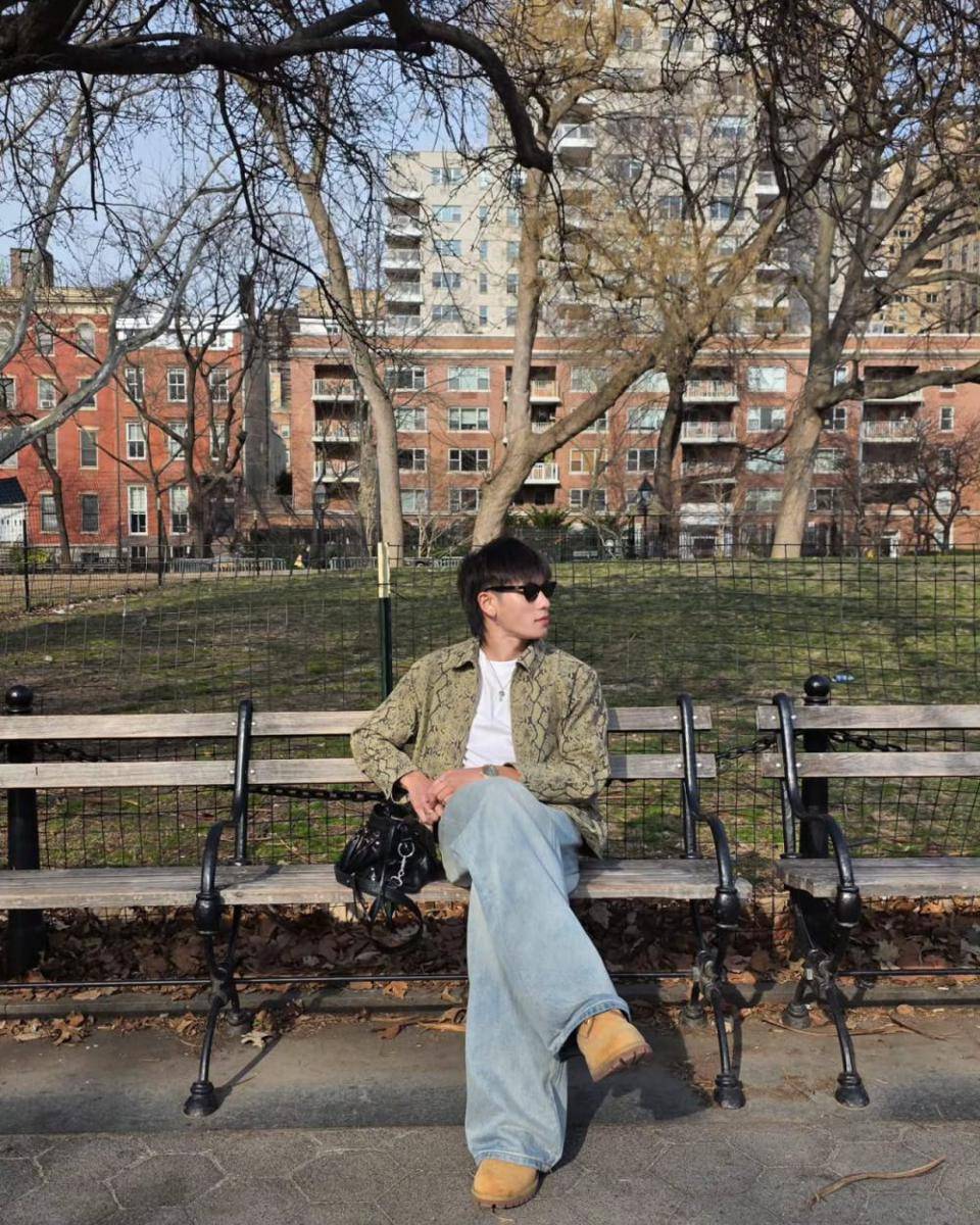 styling white t-shirt ala Offroad Kantapon (instagram.com/totogaback)