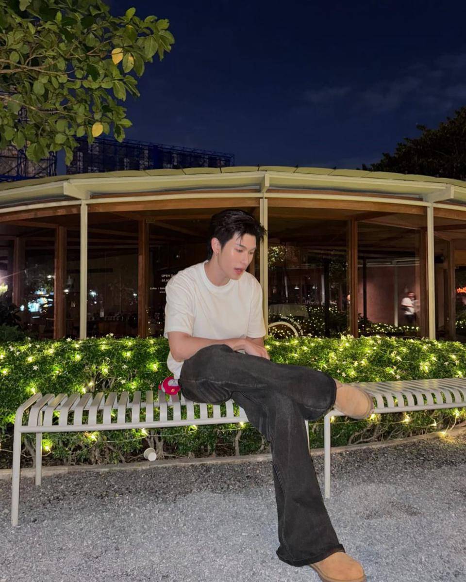 styling white t-shirt ala Offroad Kantapon (instagram.com/totogaback)
