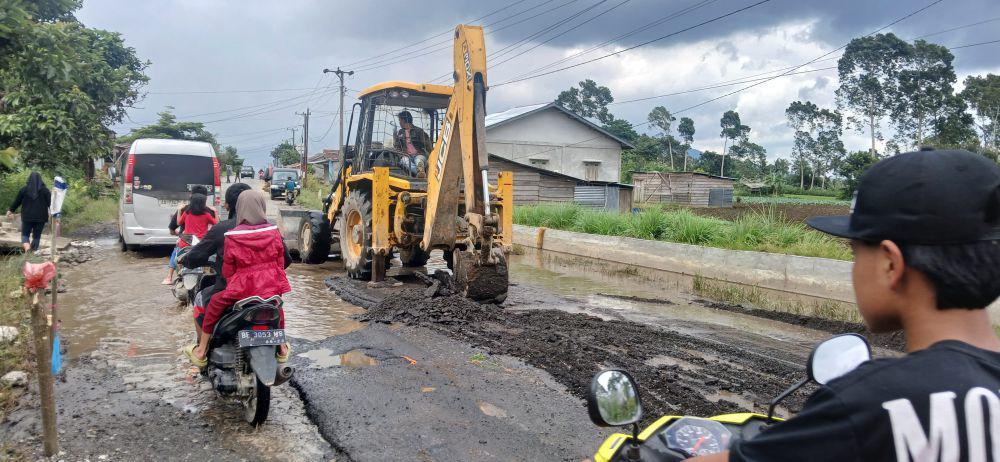 Jelang Mudik Pemprov Lampung Perbaiki Jalan Liwa-Batas Sumsel