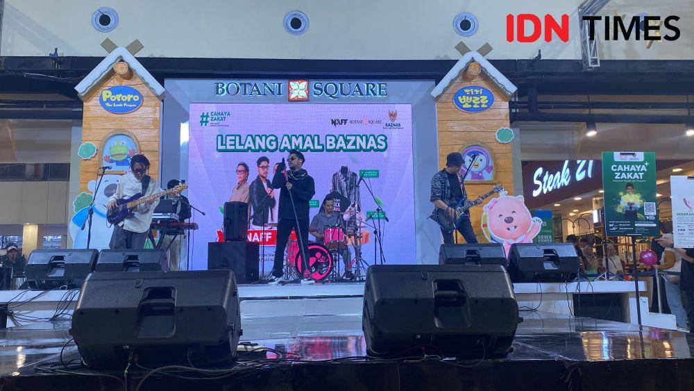 Kemeriahan Ramadan menghadirkan grup band NAFF di mal Botani Square, Sabtu (22/3/2025). (Linna Susanti/IDN Times).
