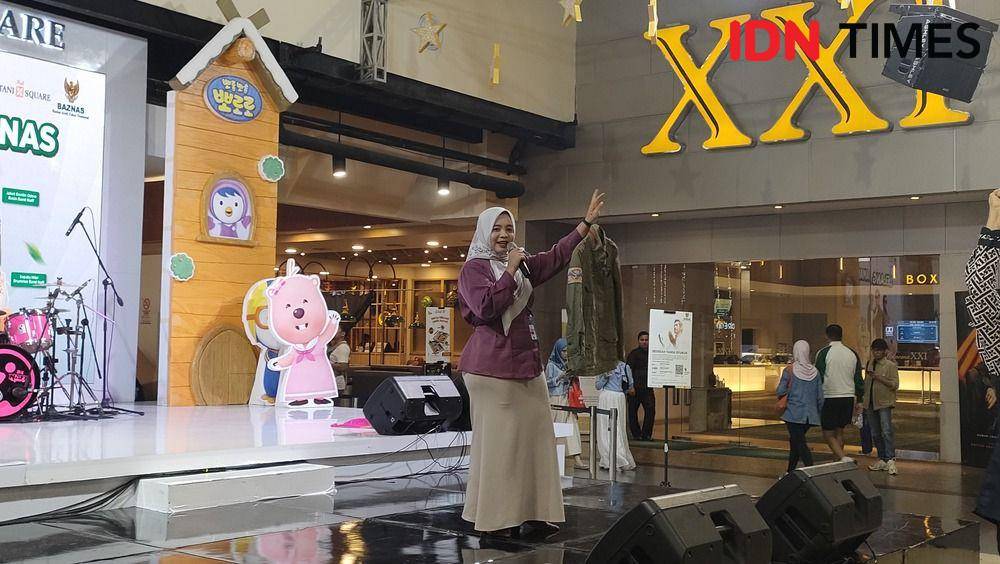 Keseruan lelang barang untuk amal bulan Ramadan di mal Botani Square Bogor, Jawa Barat, Sabtu (22/3/2025). (Linna Susanti/IDN Times).