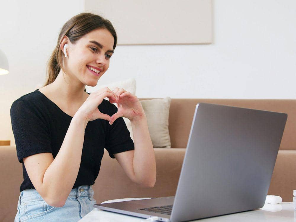 ilustrasi orang video call (pexels.com/Artem Podrez)