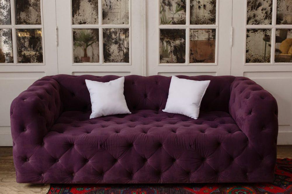 Ilustrasi sofa velvet (pexels.com/KATRIN BOLOVTSOVA)