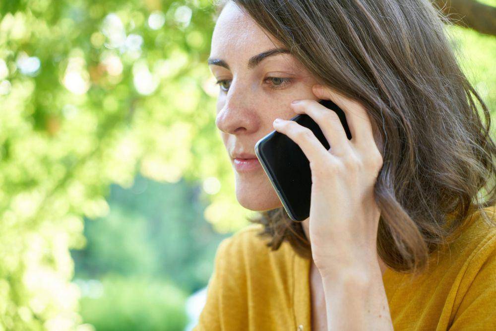Ilustrasi korban mendapat telepon dari pelaku (pexels.com/Engin Akyurt)