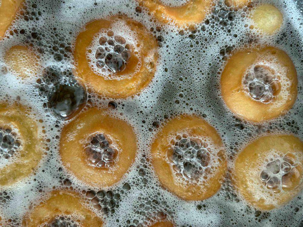 ilustrasi menggoreng donat (pexels.com/Jullnars)