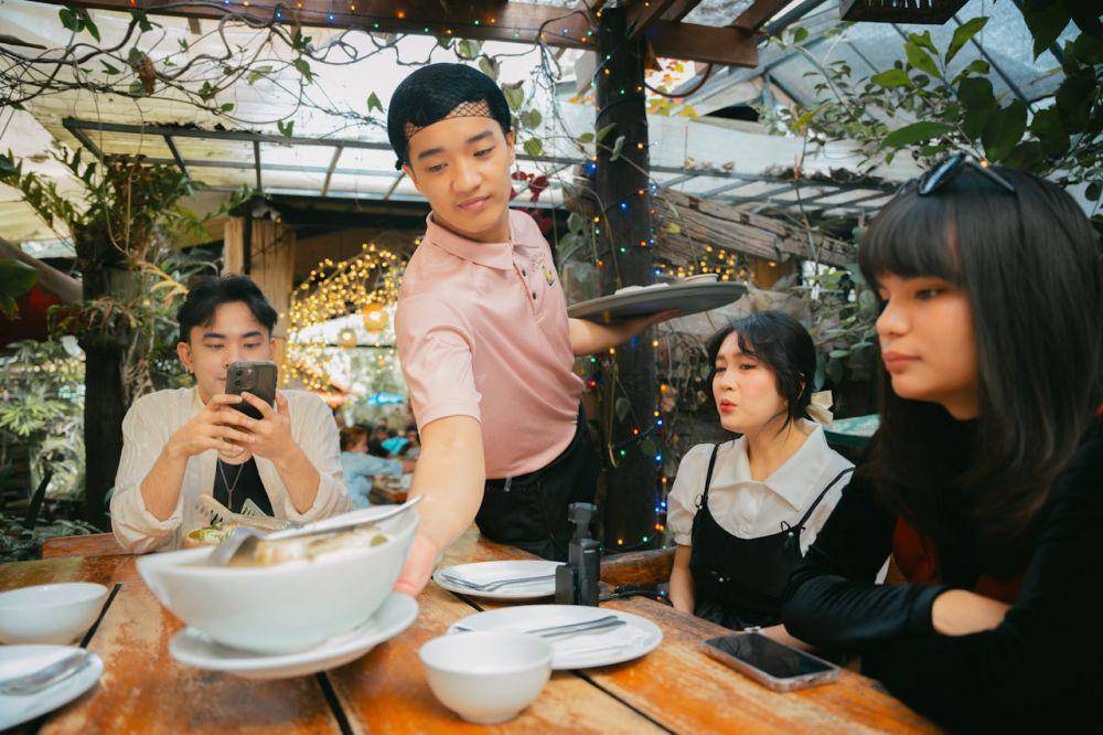 ilustrasi makan bersama (pexels.com/Kenneth Surillo)