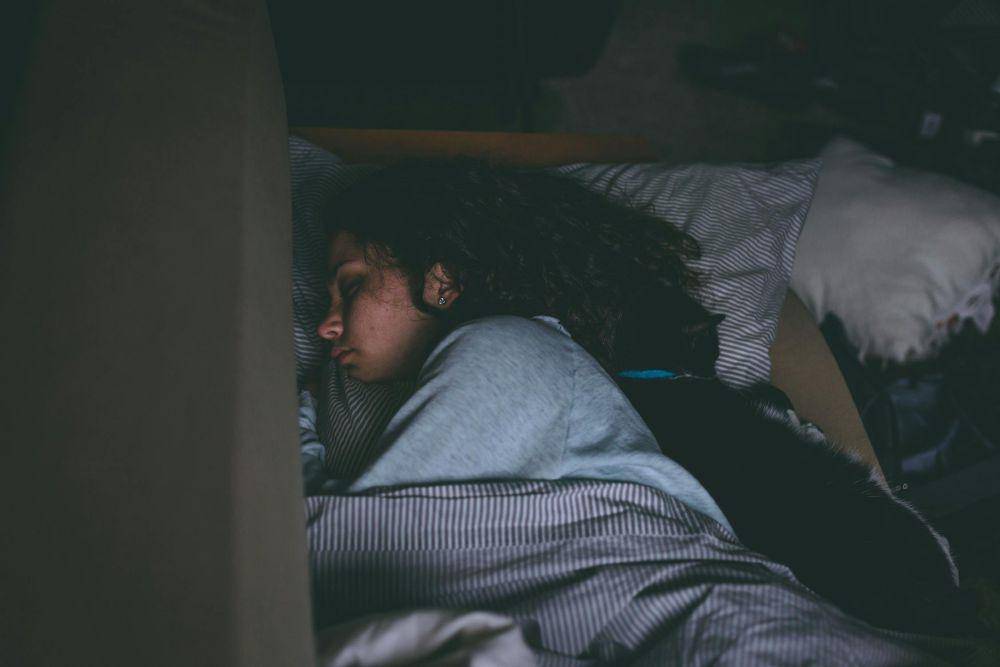 ilustrasi wanita tidur (pexels.com/Craig Adderley)