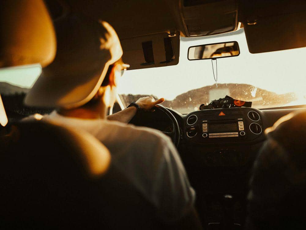 ilustrasi orang menyetir (pexels.com/Tobi)