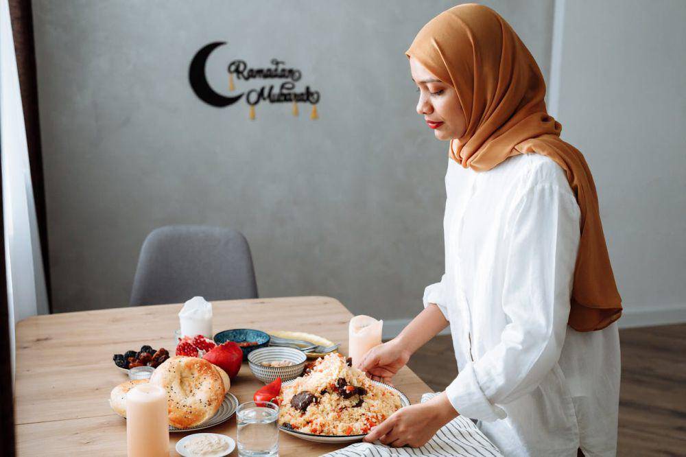ilustrasi menyajikan makanan di hari raya (pexels.com/Thirdman)