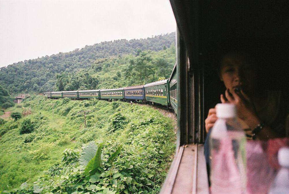 Vietnam Reunification Express (commons.wikimedia.org/Santi LLobet)
