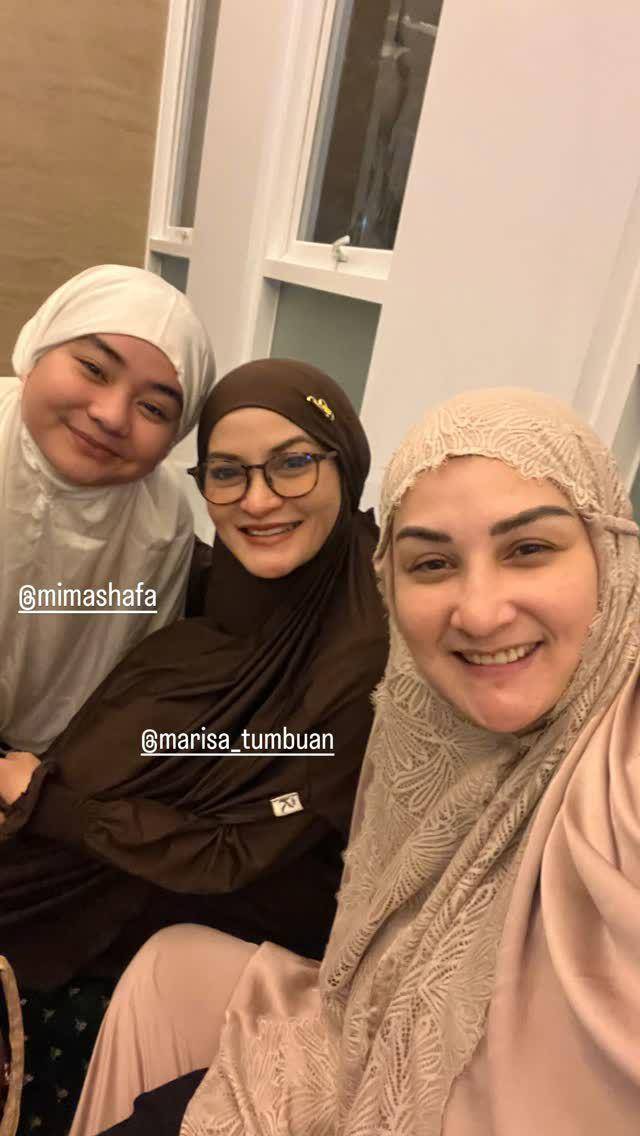 potret Mona Ratuliu dan keluarga (instagram.com/monaratuliu)