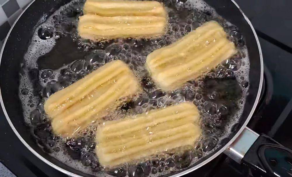 ilustrasi menggoreng churros takaran sendok (YouTube.com/Rania Kitchen)