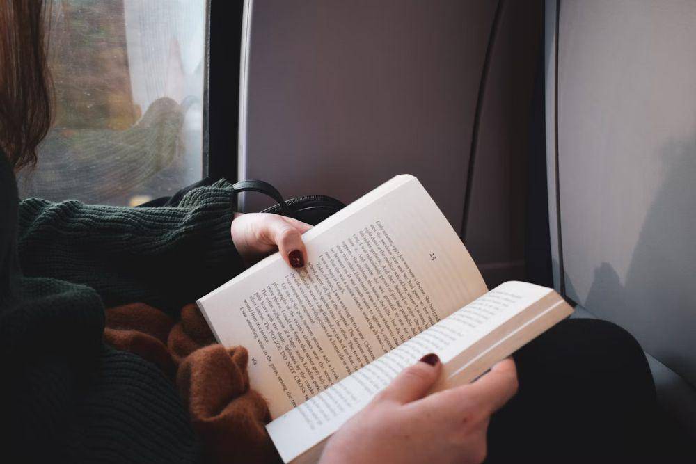 ilustrasi membaca buku (unsplash.com/Will Tarpey)