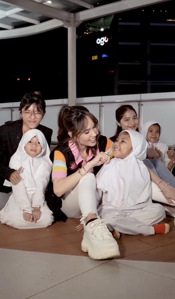 Cinta Laura berbagi kebahagian dengan anak yayasan ( instagram.com/claurakiehl)