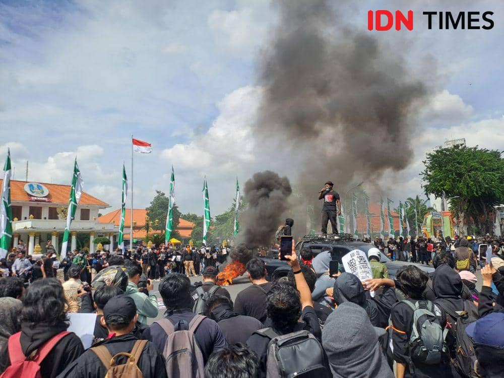 Massa di Surabaya Gelar Aksi, Tuntut Militer Kembali ke Barak