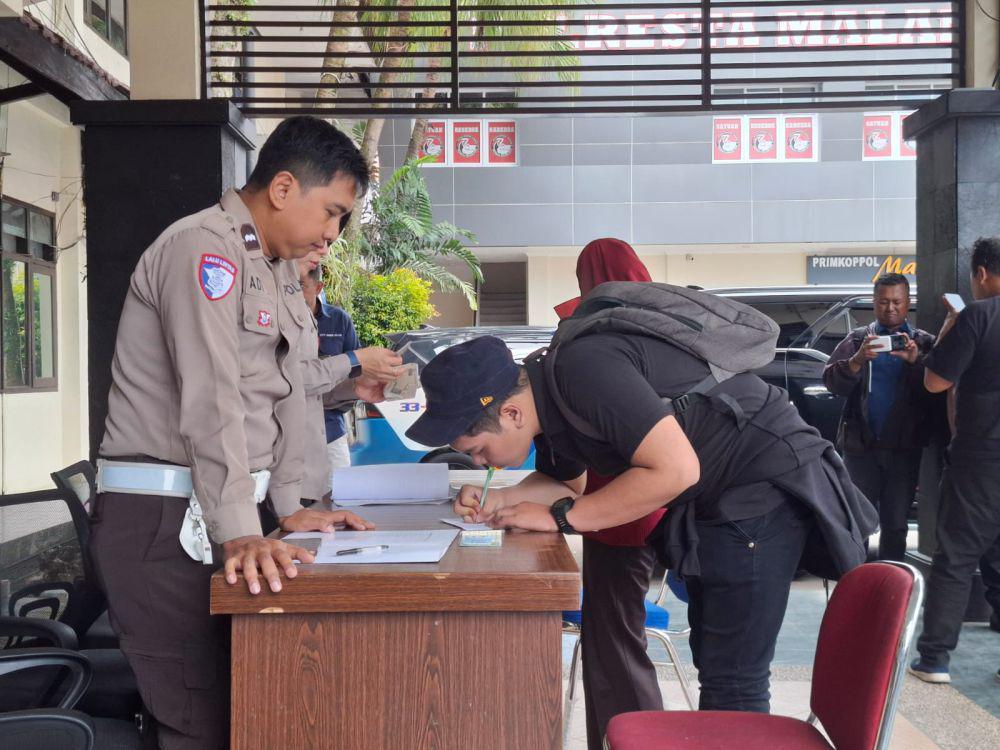 Proses pengambilan kendaraan milik pendemo Tolak RUU TNI di Malang. (IDN Times/Rizal Adhi Pratama)