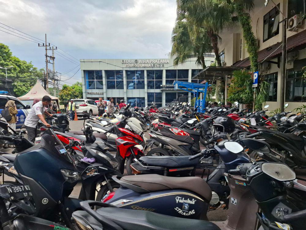 Sepeda motor yang diamankan saat demo Tolak RUU TNI di Malang. (IDN Times/Rizal Adhi Pratama)