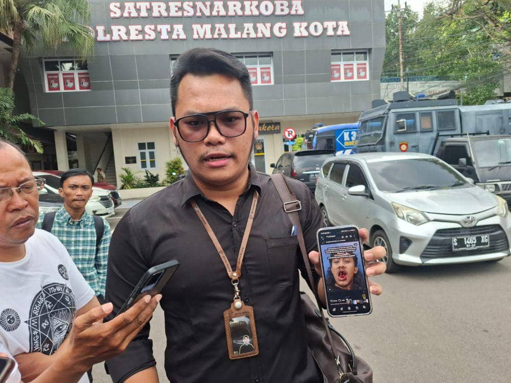 Koordinator LBH Pos Malang, Daniel Siagian menunjukkan kondisi korban luka berat Demo Tolak RUU TNI di Malang. (IDN Times/Rizal Adhi Pratama)