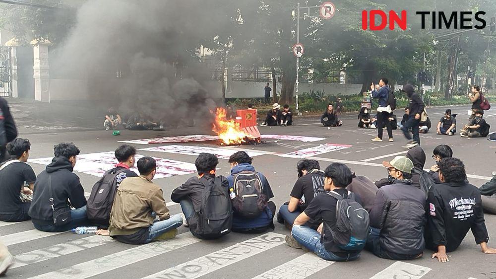 Aksi Mahasiswa Tolak UU TNI di Bandung: Minta Tentara Balik ke Barak