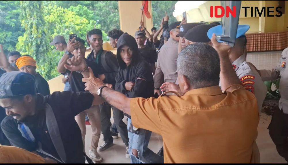 ASN DPRD NTT pukuli mahasiswa yang aksi tolak UU TNI. (Dok IDN Times/Putra Bali Mula)