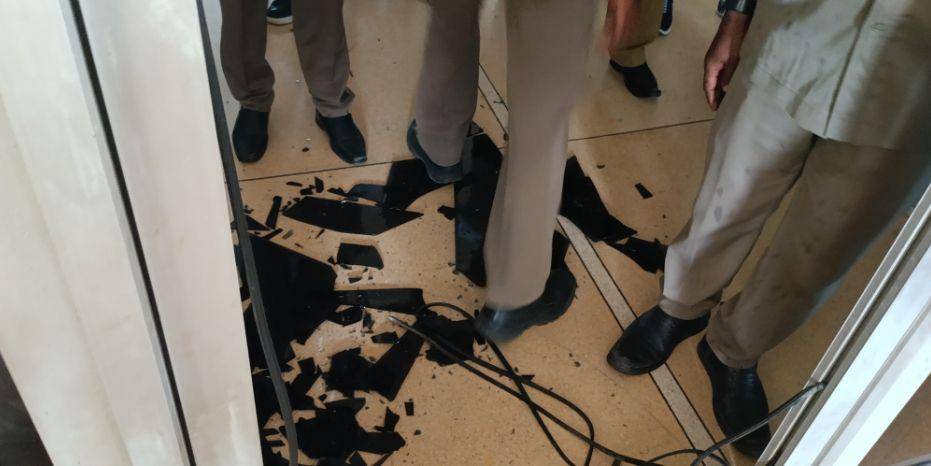 Kaca pintu kantor DPRD NTT pecah saat bentrok ASN dan mahasiswa yang tolak UU TNI. (IDN Times/ Putra F. D. Bali Mula)
