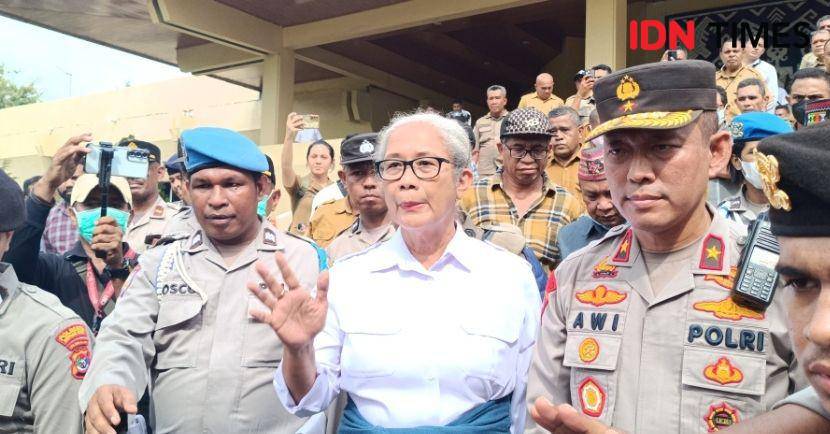 Ketua DPRD NTT Emilia Nomleni (tengah) menemui massa aksi. (IDN Times/Putra F. D. Bali Mula)