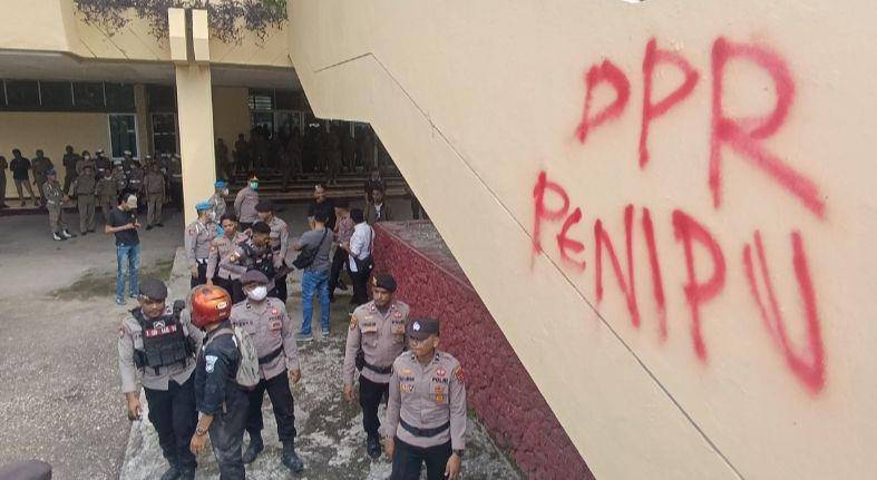 Mahasiswa Kota Kupang coret Kantor DPRD NTT saat tolak UU TNI. (IDN Times/Putra F. D. Bali Mula)