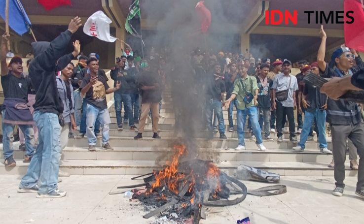 Demo Mahasiswa Tolak UU TNI di NTT Ricuh