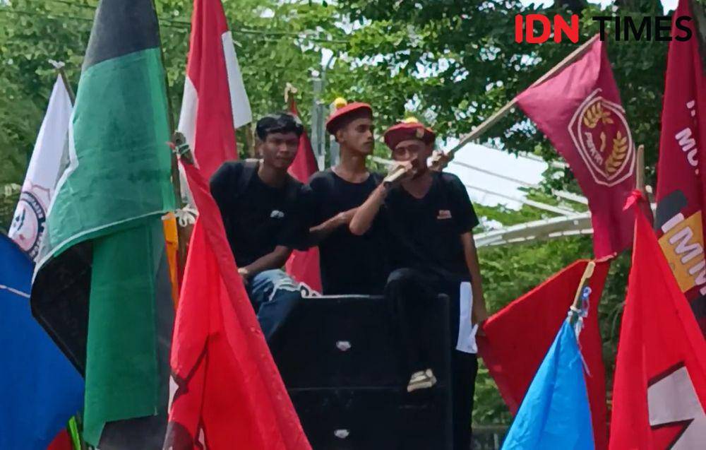 Aksi mahasiswa Kota Kupang tolak UU TNI dengan lagu rap. (IDN Times/ Putra F. D. Bali Mula)