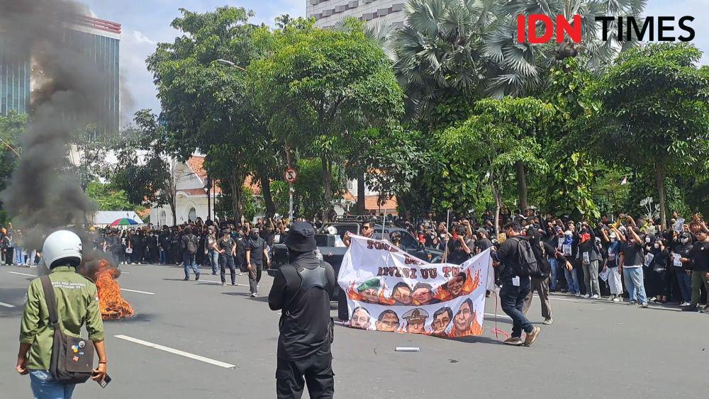 Muak! Massa Tolak UU TNI di Surabaya Bakar Gambar Prabowo Hingga Puan