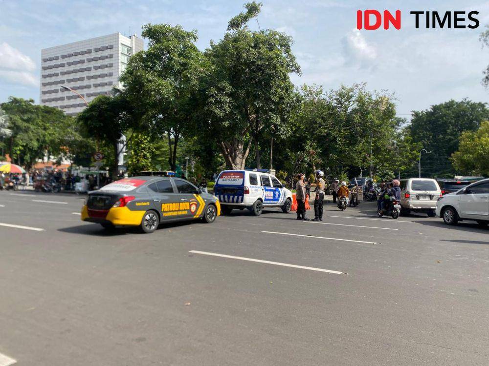 Jalan Gubernur Suryo Surabaya ditutup karena ada aksi tolak UU TNI. (IDN Times/Khusnul Hasana)
