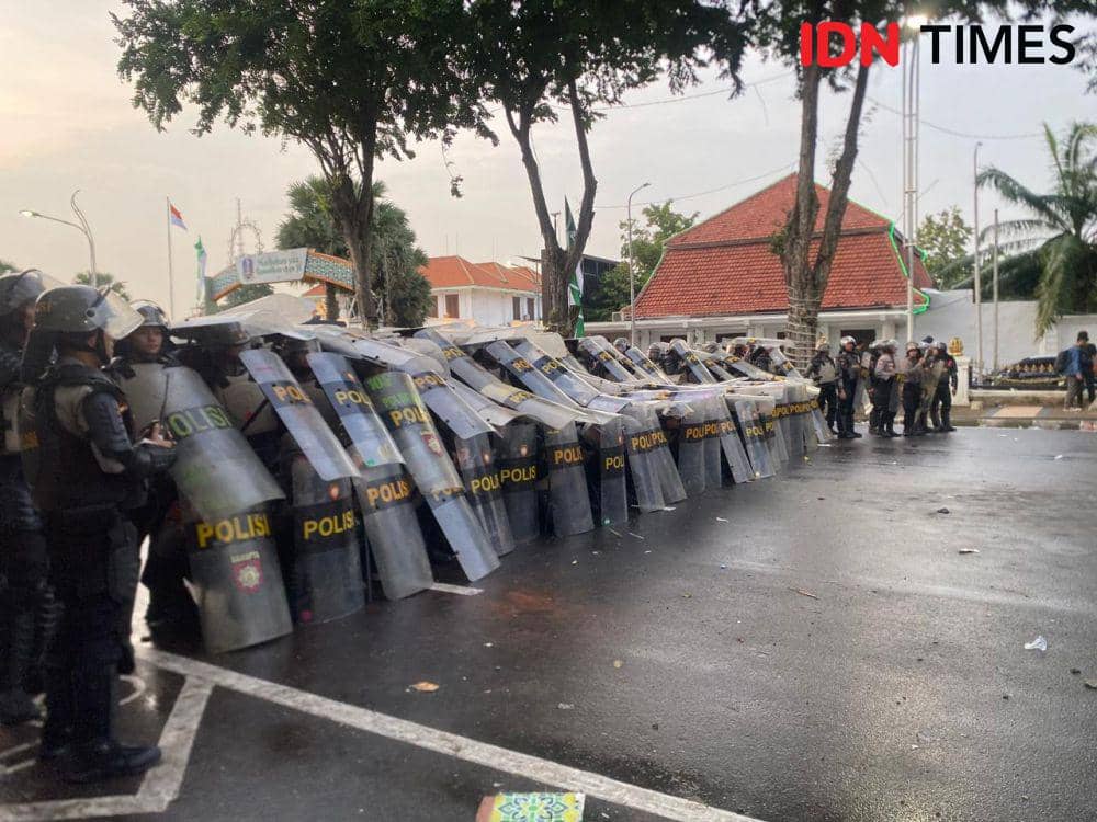 Polisi: 15 Anggota Terluka Saat Amankan Demo Tolak UU TNI di Surabaya