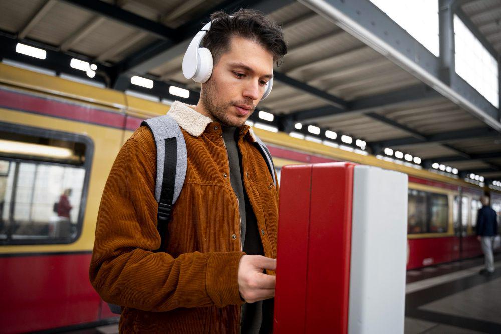 7 Hiburan saat Mudik Memakai Transportasi Umum, Gak Bikin Bosan!