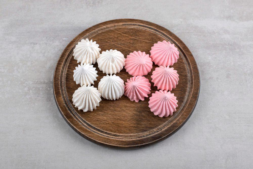 ilustrasi classic meringue cookies (freepik.com/azerbaijan_stockers)