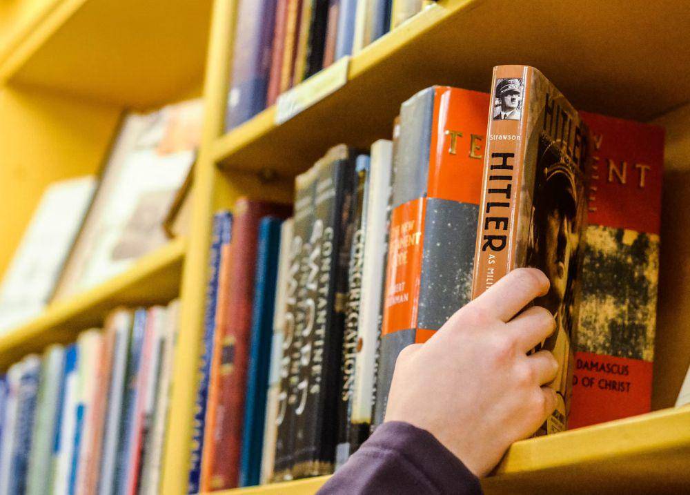 5 Alasan Jangan Malas Baca Buku Sejarah, Gak Boring, kok!