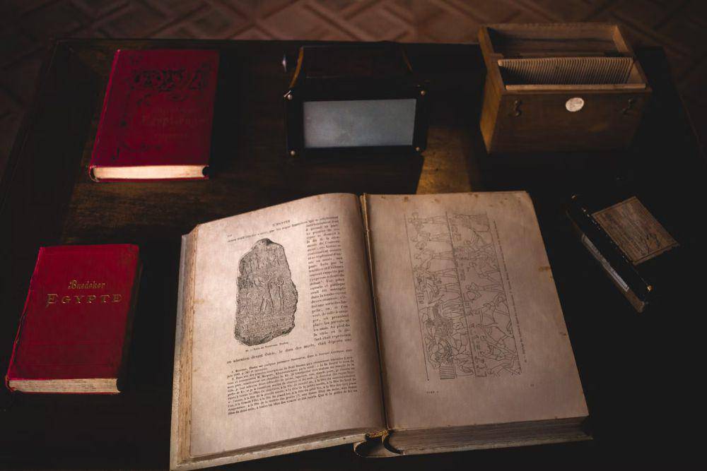 ilustrasi buku sejarah (unsplash.com/Carmen Peñaranda)