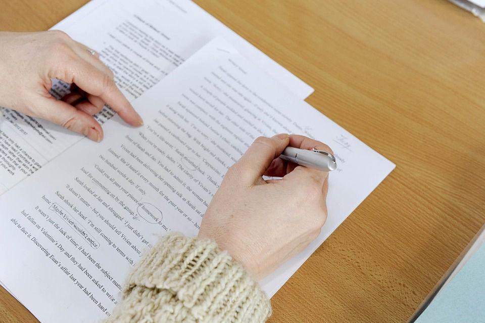 Ilustrasi proses proofreading (pexels.com/WokinghamLibraries)