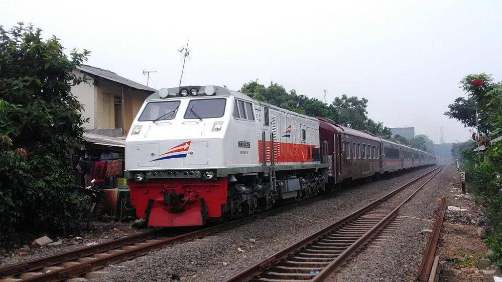 Kereta Api Fajar Utama Solo (commons.wikimedia.org/Syaifan Bahtiar Nirwansyah)