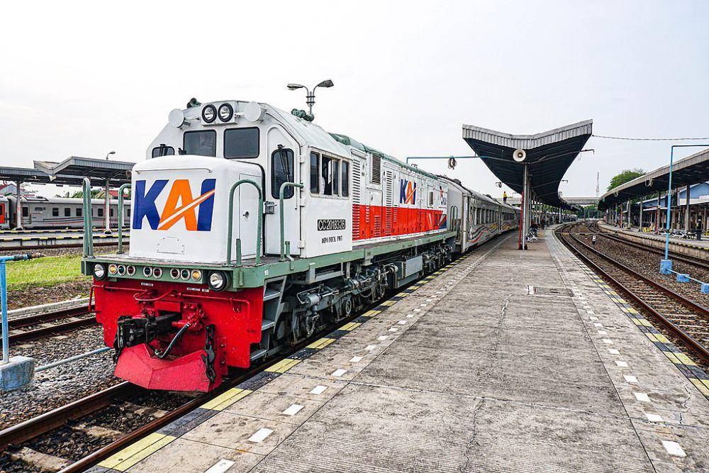 Kereta Api Brantas (commons.wikimedia.org/Gaudi Renanda)