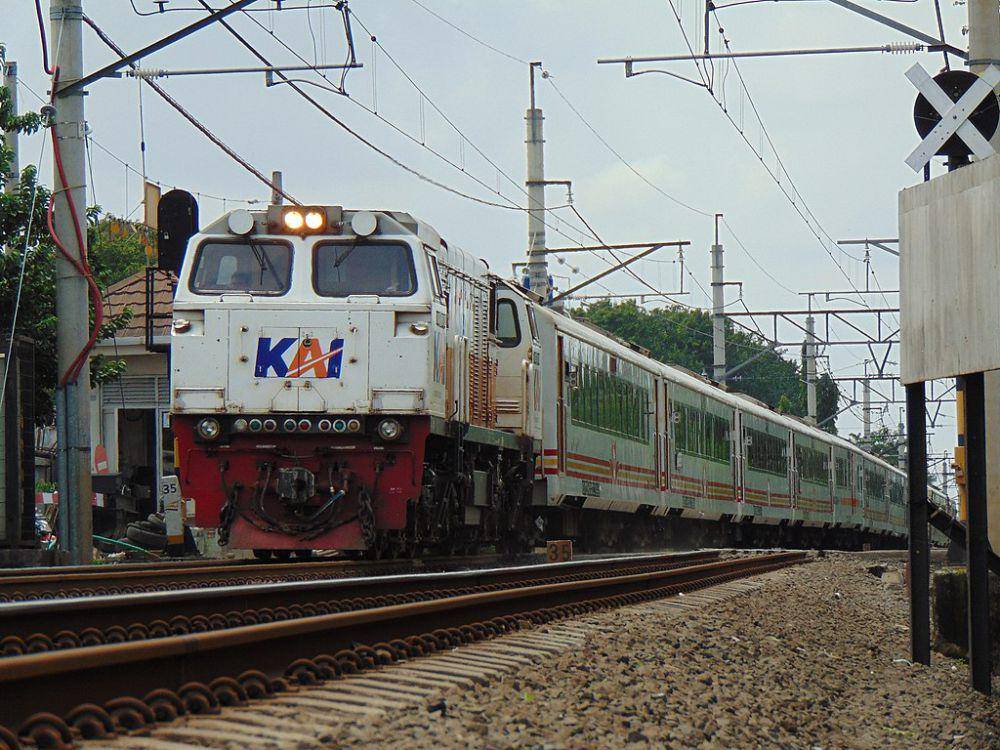 Kereta Api Jayakarta (commons.wikimedia.org/TyewongX)