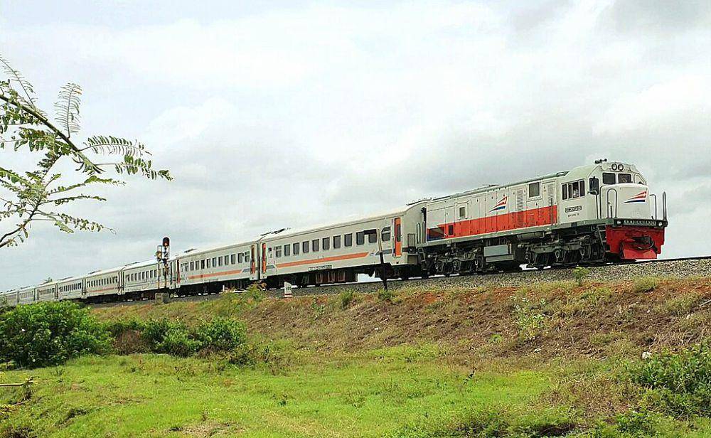 Kereta Api Mataram (commons.wikimedia.org/RomeoWahyu)