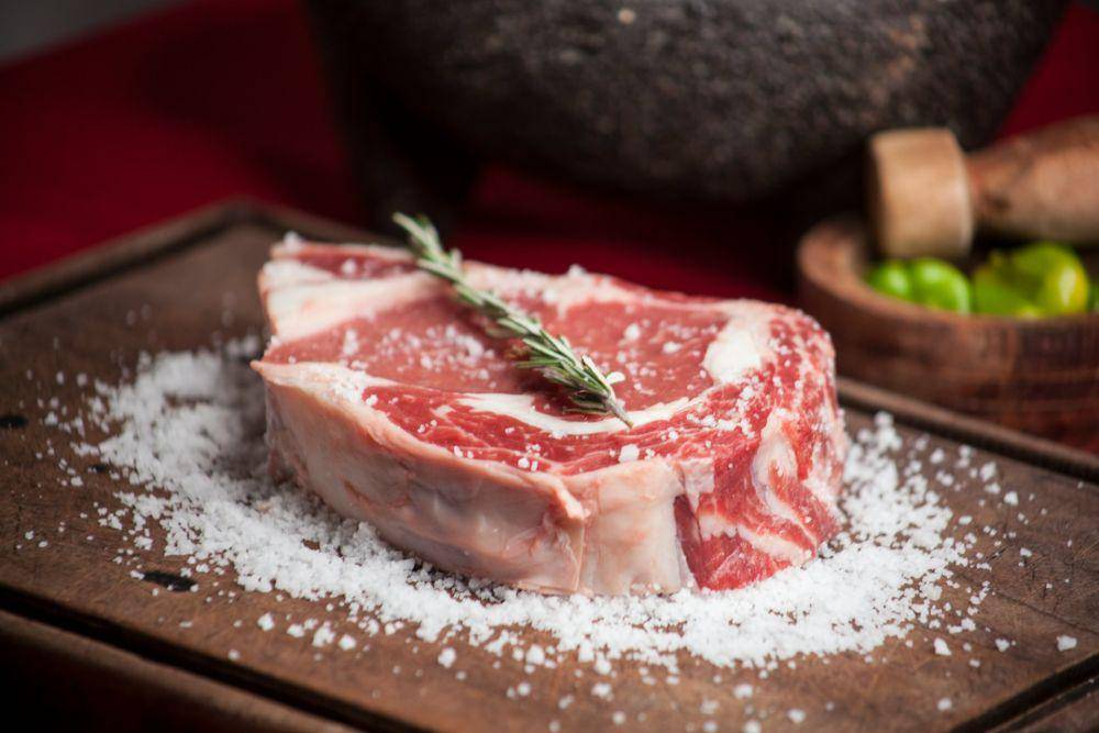 ilustrasi daging striploin (unsplash.com/Edson Saldaña)
