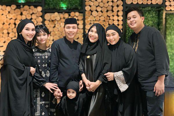 7 Potret Ayu Ting Ting Buka Puasa Bareng Karyawan di 2025